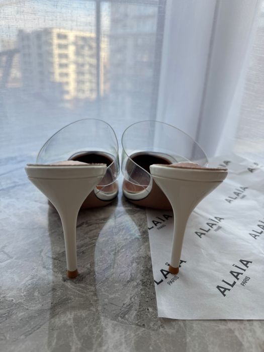 Białe szpilki Alaïa