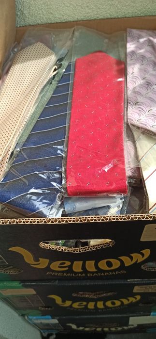 Sprzedam 180 szt. krawaty nowe.