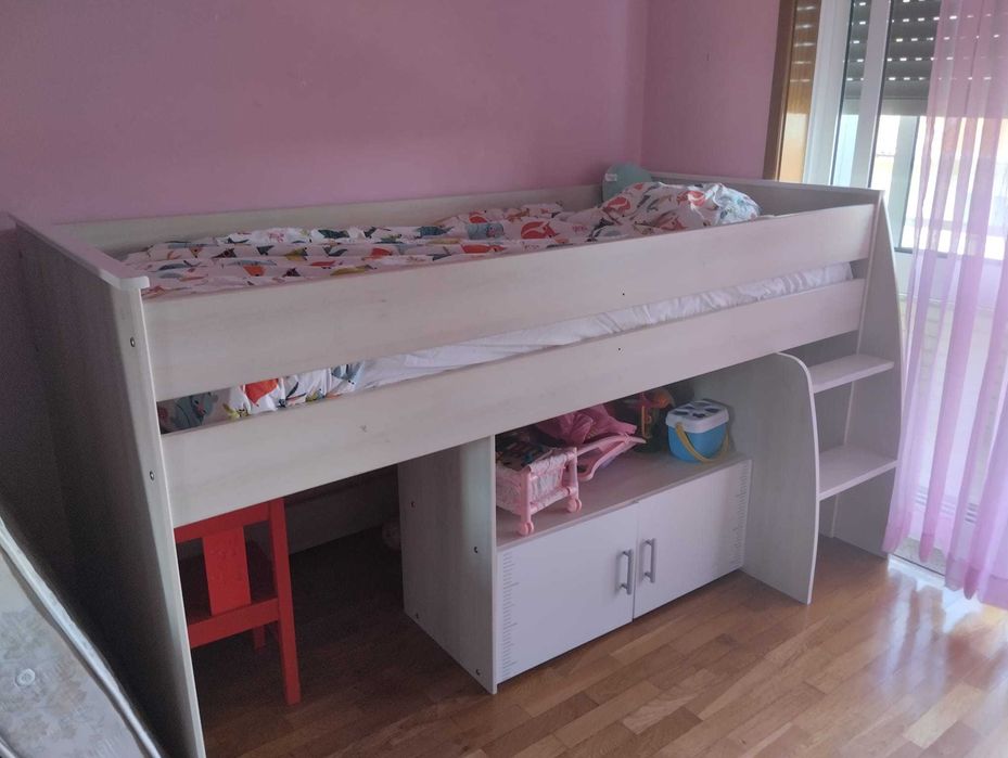 Cama beliche com secretária