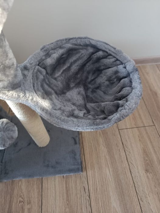 Drapak z domkiem i leżankami – idealny dla kota