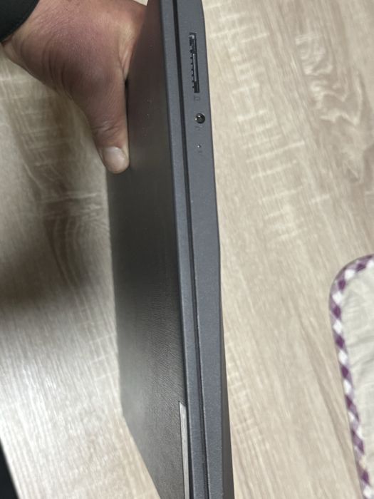 Portatil lenovo  v15-ADA