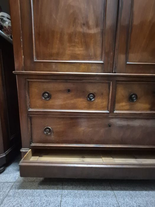 Excecional Guarda-Fatos "Linen Press" William IV em Mogno Maciço .