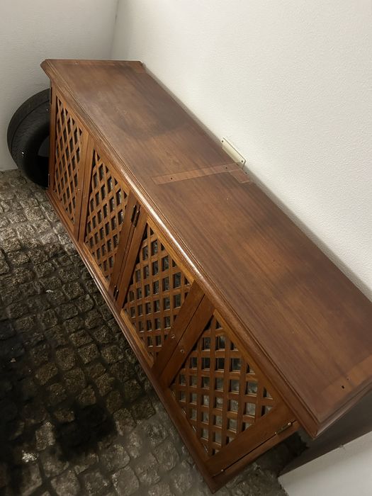 Aparador de sala com portas espelhadas