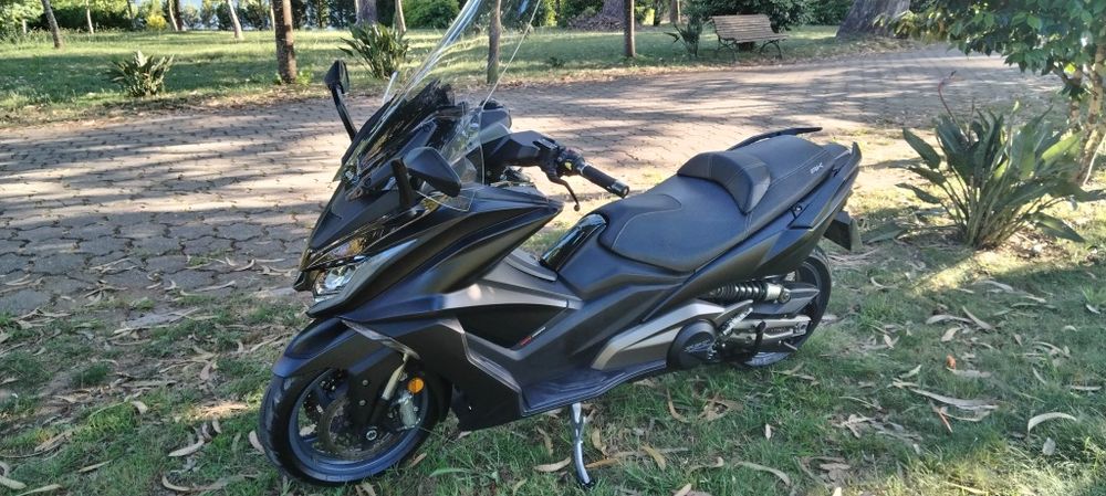 KYMCO Ak 550 como nova