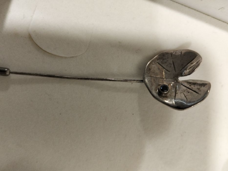 Conjunto brincos e alfinete