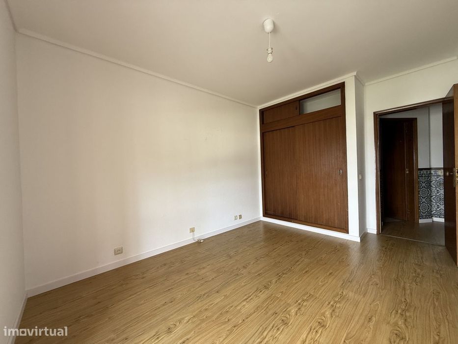 Apartamento T2 com garagem, S. Bernardo