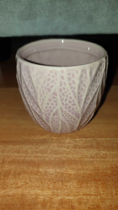 Osłonka, doniczka ceramiczna, jasnoróżowa, kwiatowy motyw