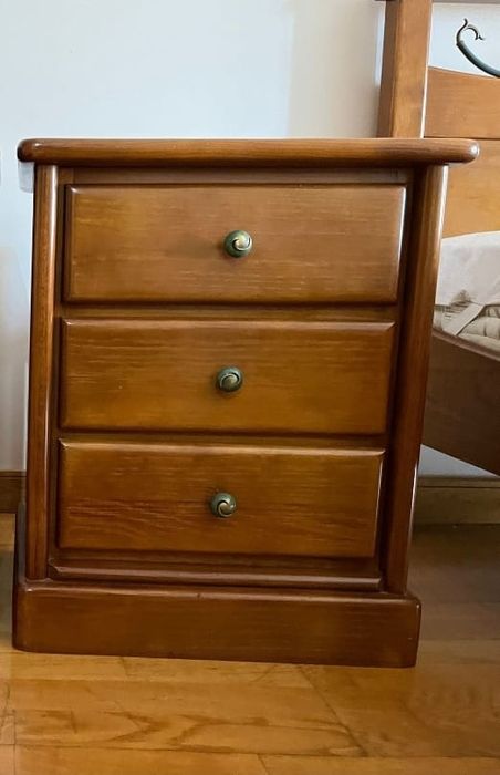 Cama, cómoda com espelho e cabeceira, tudo em madeira maciça