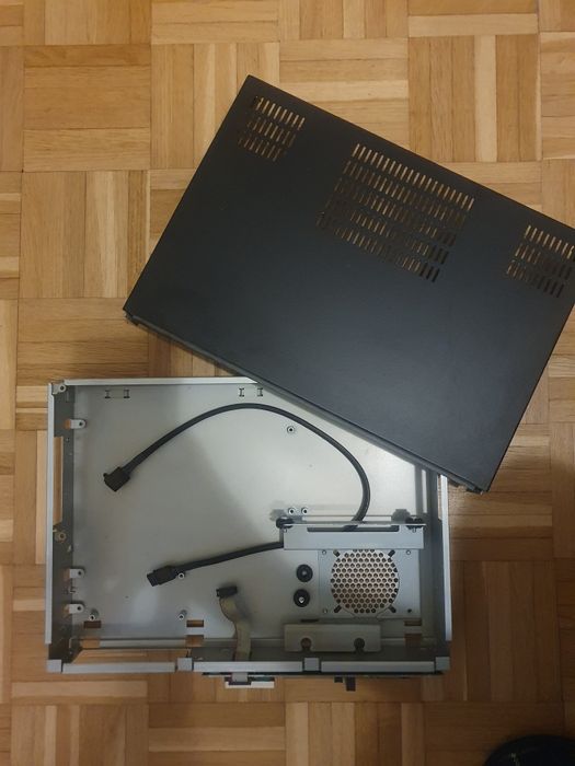 nBox, czarna obudowa, wyświetlacz, koszyk na dysk, pozostałości