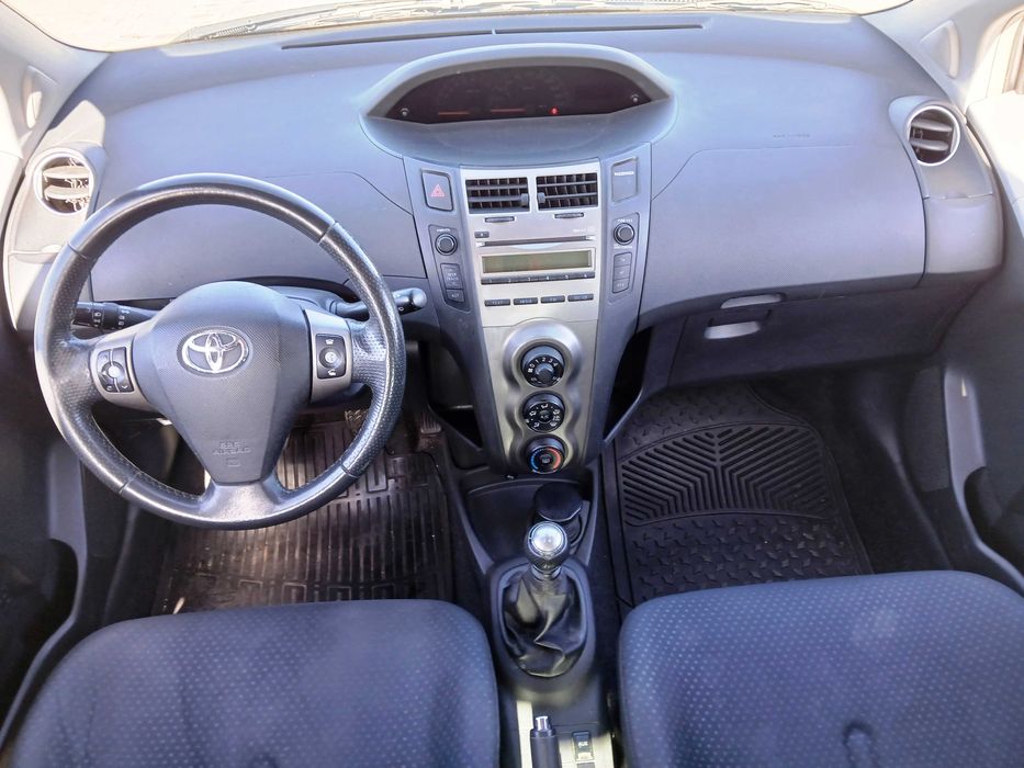 Toyota Yaris 1.3 VVTi  - Robusto fiabilidade e económico (Negociável)