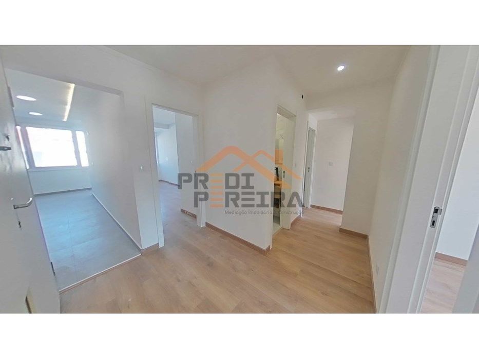Apartamento T3 totalmente remodelado - Santo António dos Cavaleiros...
