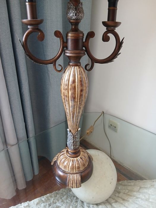 Candeeiro de sala com duas velas