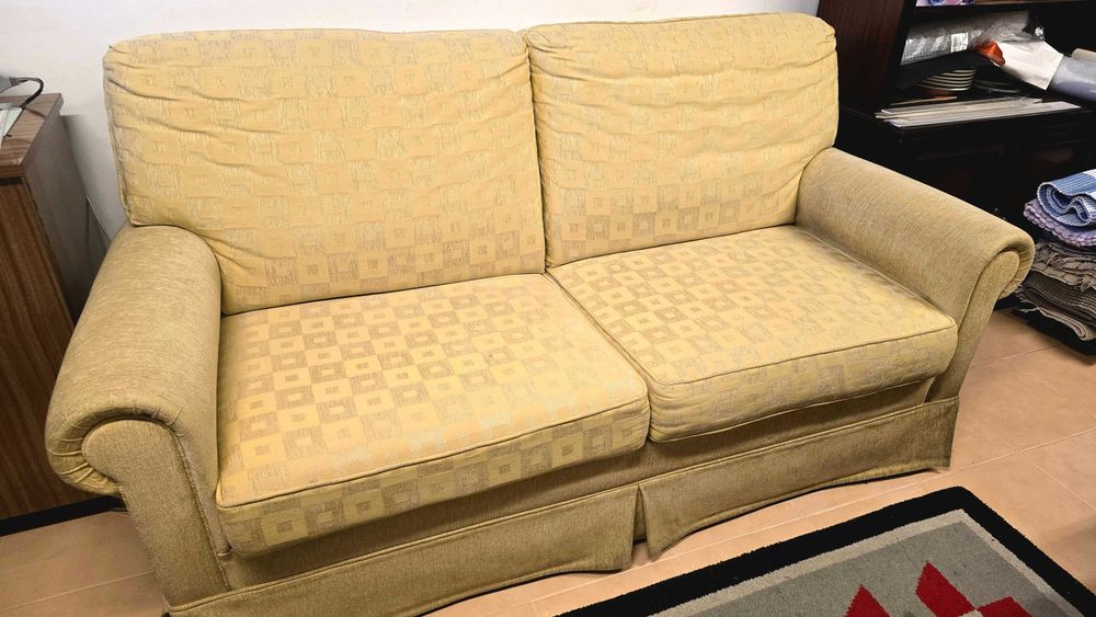 Sofá amarelo 2 lugares