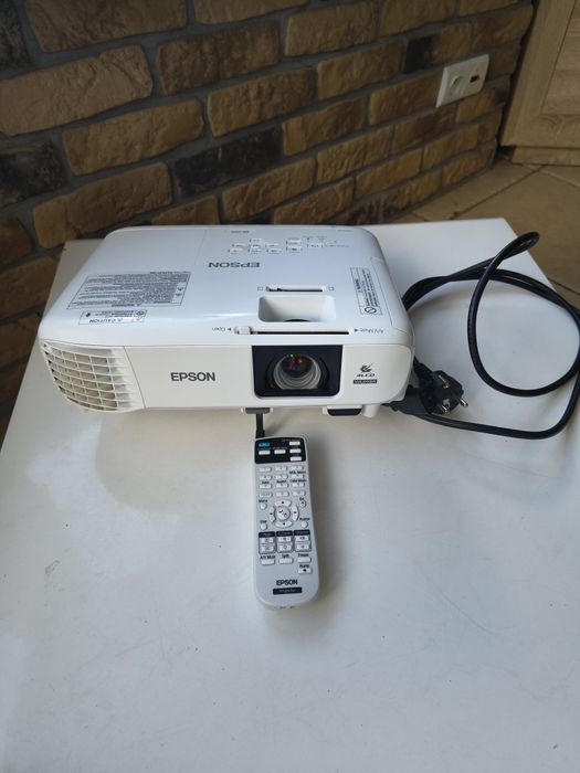 Używany projektor multimedialny EPSON EB-U05
