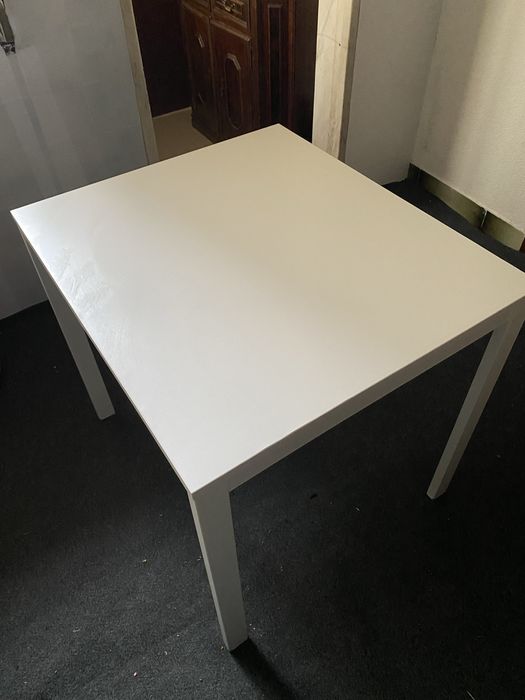 Mesa branca de jantar em bom estado de conservaçao
