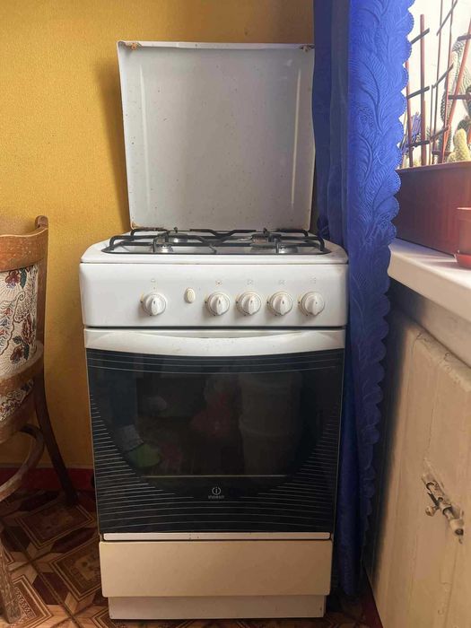 Кухонна газова плита Indesit K 242 G(W)/R із газовою духовкою