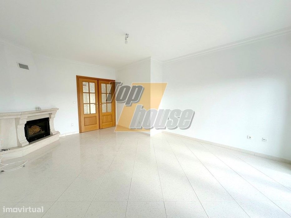 Apartamento T2 com Arrecadação na Quinta do Conde - Localização Cen...