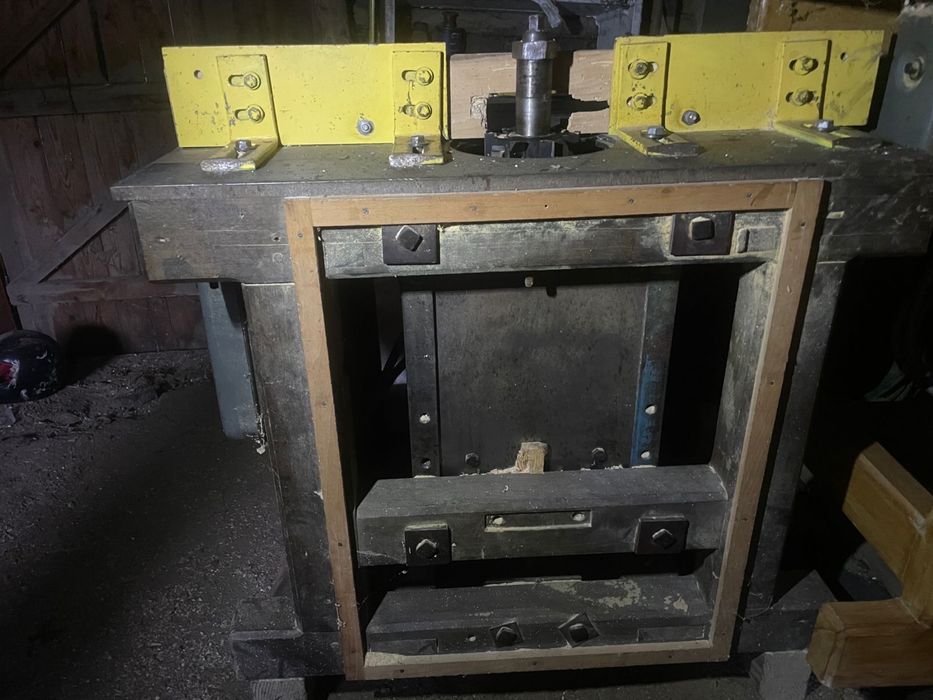 Фрезерний станок по дереву