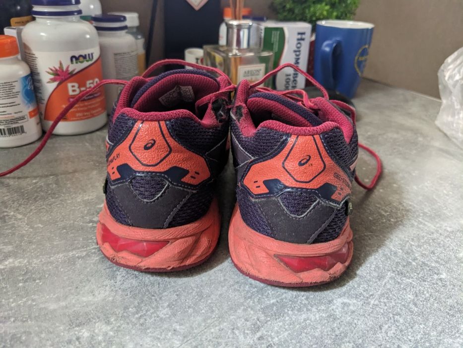 Кросівки для дівчинки Asics Gore-tex 35р