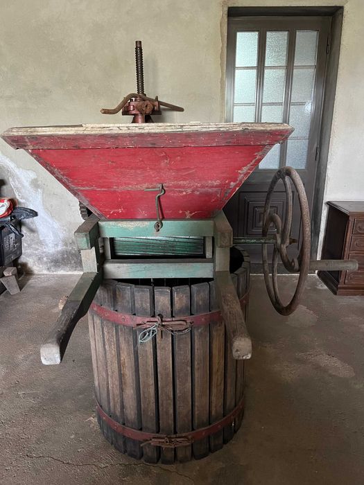 Prensa e ralador de uvas