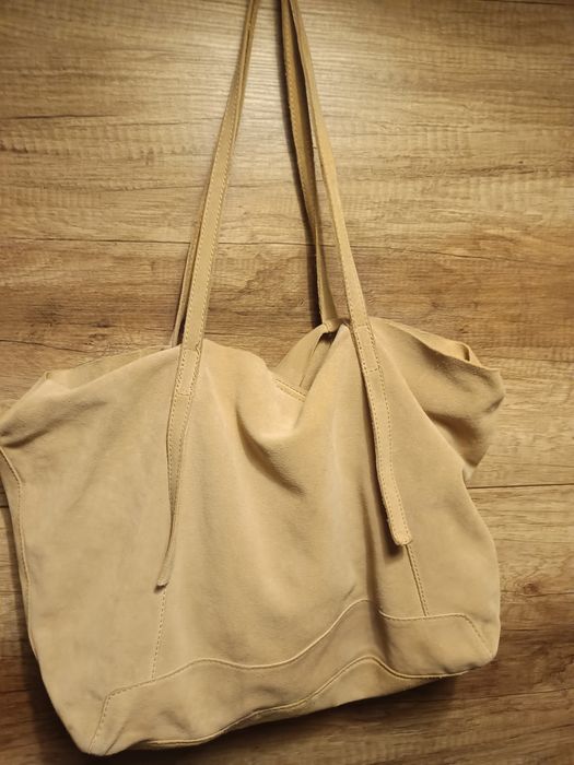 Mala em pele com bolsa e fecho interior