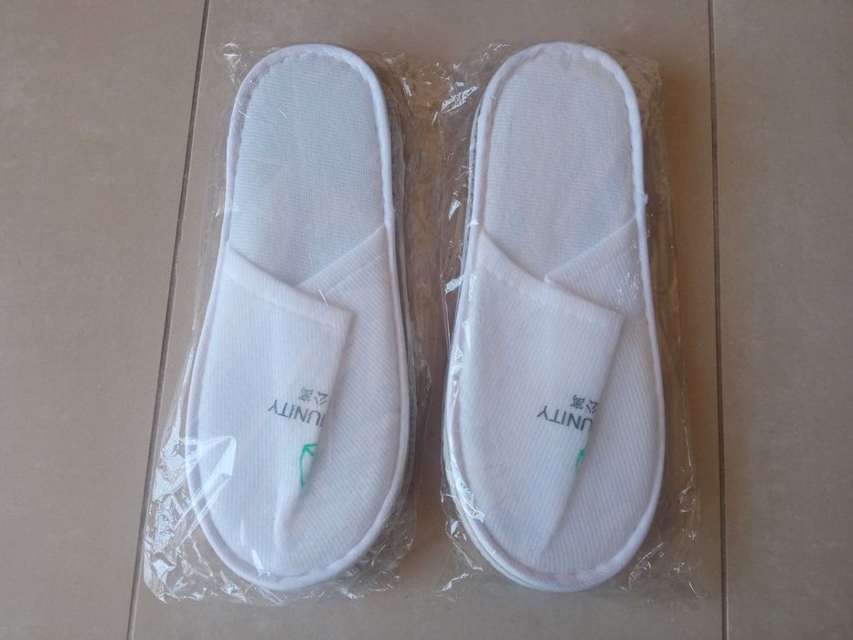 Nowe kapce hotelowe Laczki hotelowe białe w folii rozmiar uniwersalny