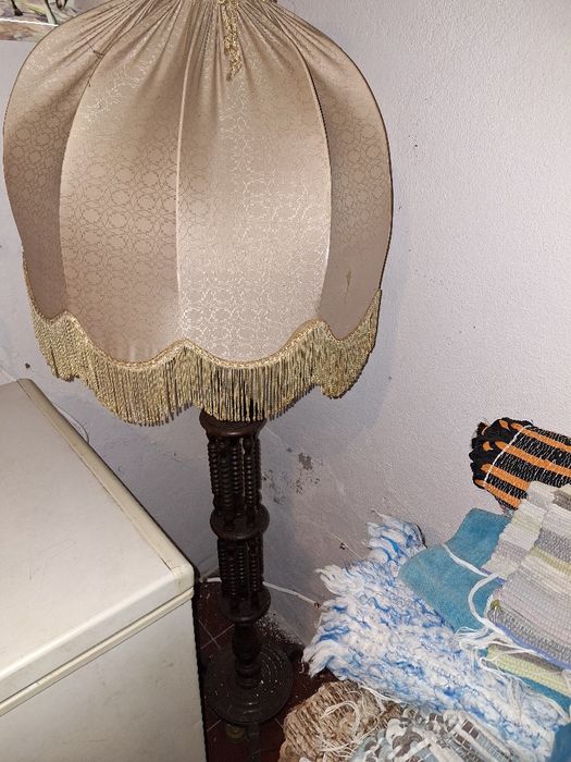 Candeeiro de pé antigo