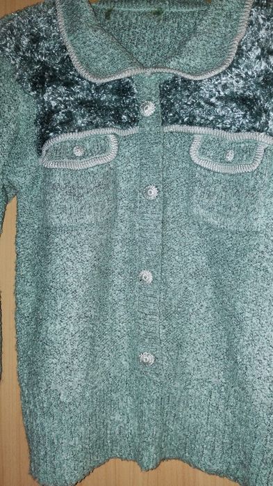 Sweterek bucle zielony