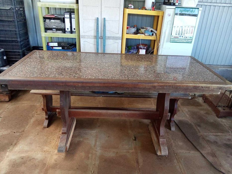 Mesa em madeira mogno com pedra granito embutida.