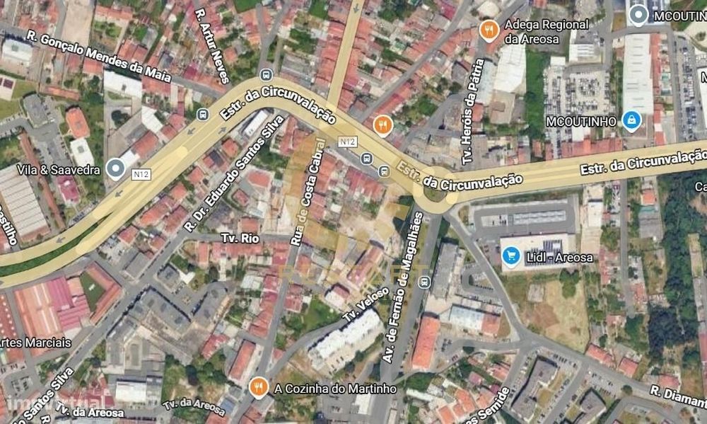 Studio T0 com varanda e lugar de garagem em Costa Cabral