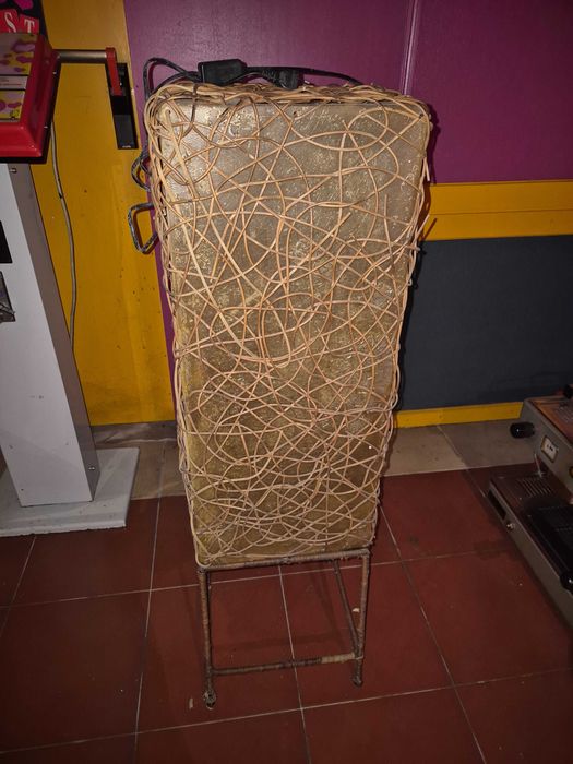 Quadros e Cesto em Palha Decorativos, Candeeiro em Palha e Chapéus de Palha Novos 1 euro cada