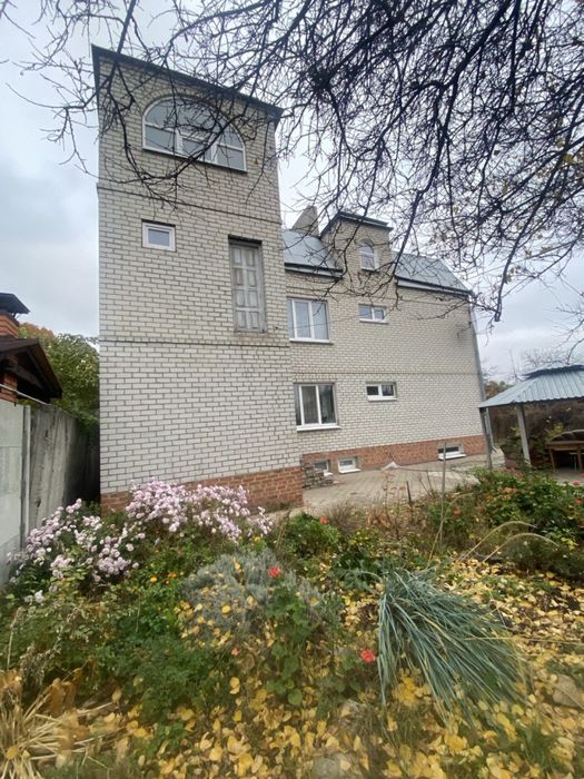 Трехэтажный дом 300 м² с участком 7 соток от собственника