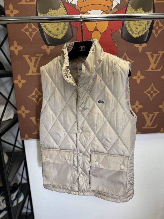 ЖЕНСКАЯ ЖИЛЕТКА LACOSTE Трендовый жилет Лакоста бежевый безрукавка хит