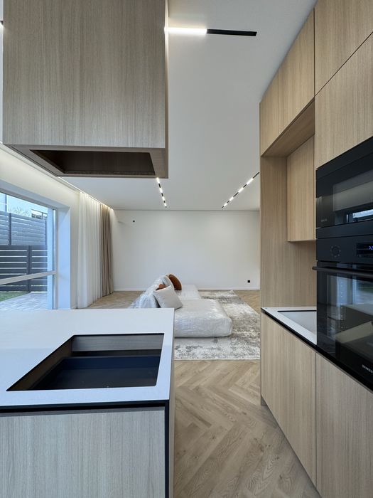 Продаж сучасного тауна з ремонтом 4 спальні