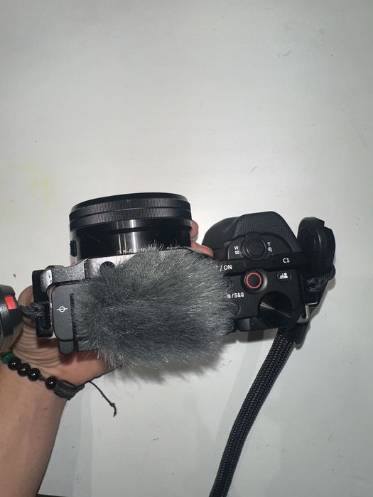 Sony ZV-E10 com lente do kit e jaula smallrig