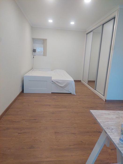 Alugo quarto/suite espaçoso, casa de banho privada Rio de Mouro 450€