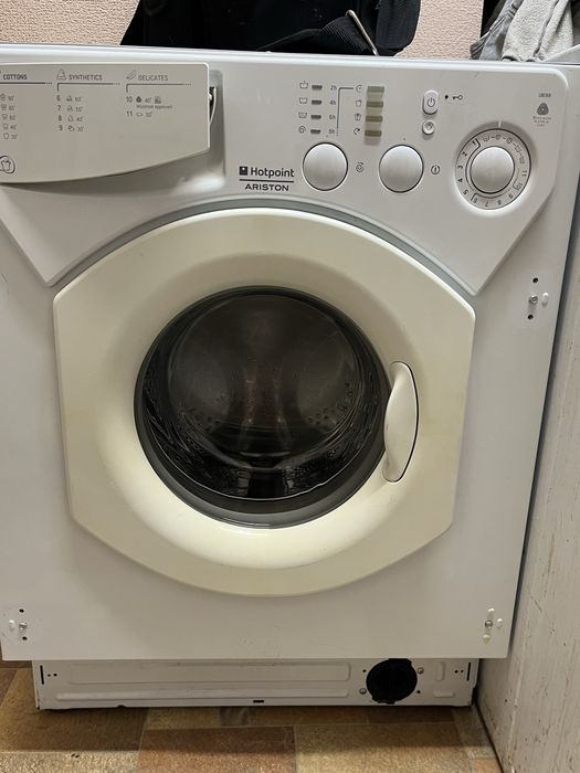 Вбудована пральна машина Ariston