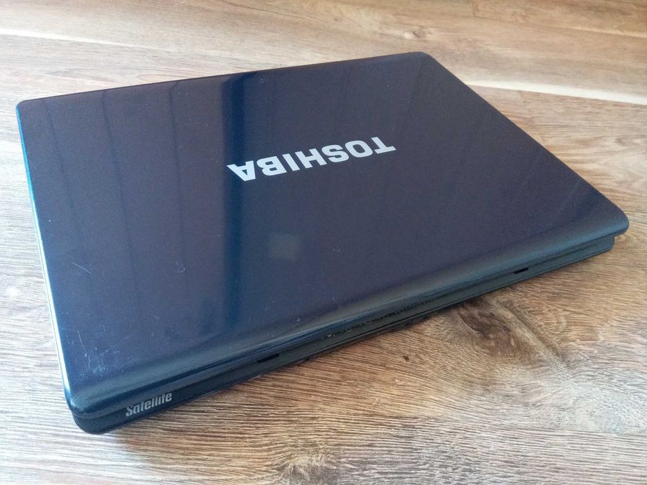 ноутбук Toshiba в отличном состоянии с блоком питания (зарядкой), аккумулятором и веб камерой