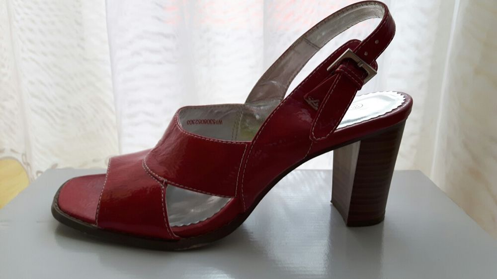 Buty damskie - sandały - wiatrówki - Nowe Roz. 39 - na obcasie - CCC