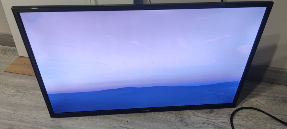 Продам телевизор со смартом Akai 32