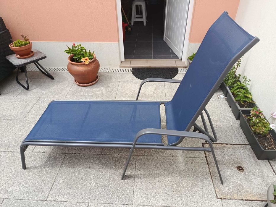 Espreguiçadeira Metálica Ajustável com Tecido Azul