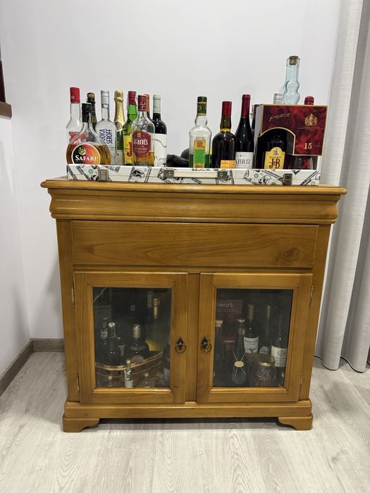 Móvel Bar em Madeira com Portas em Vidro