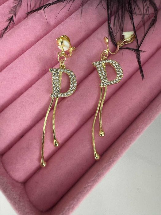 Klipsy frędzle długie wiszące pozłacane literka D c102