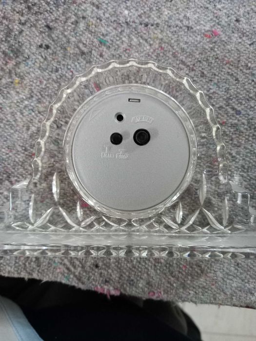 Relógio de mesa em cristral RCR 
Dimensões largura 14cm e altura 10cm