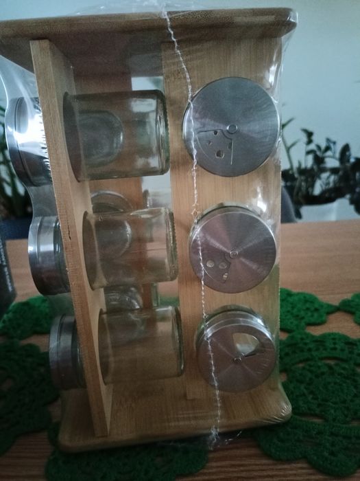 Bambusowy obrotowy stojak na przyprawy.