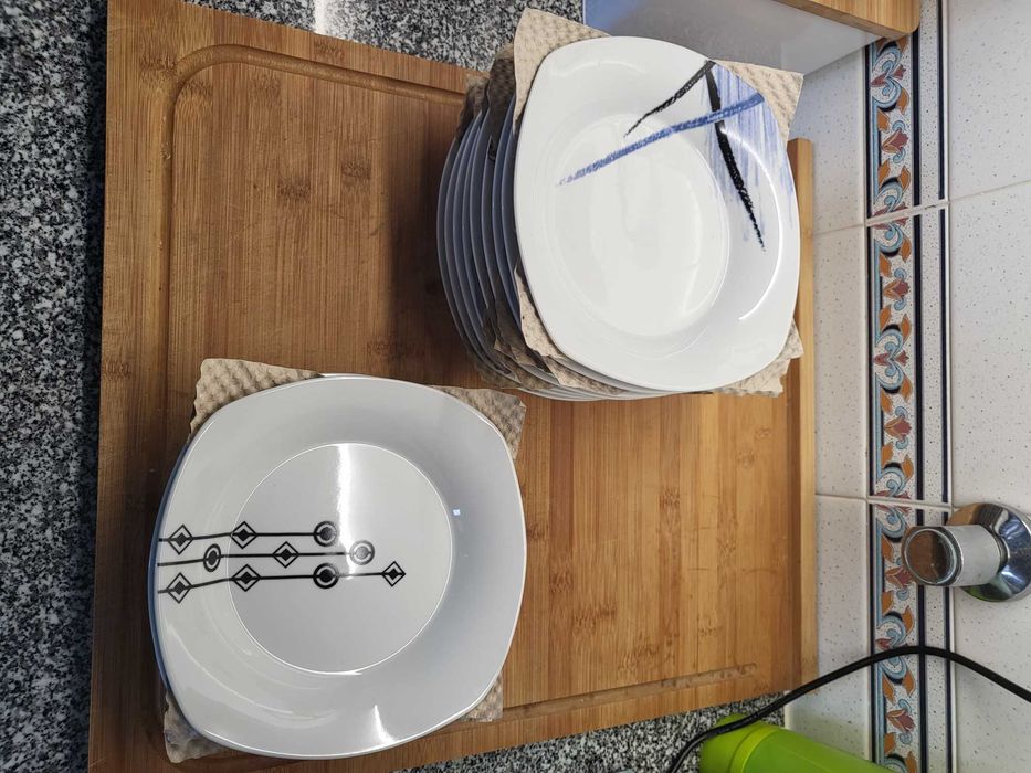 Conjunto de pratos variados - 28 peças (uso doméstico)