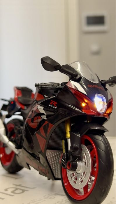 Модель мотоцикла Suzuki GSX-R 1:12