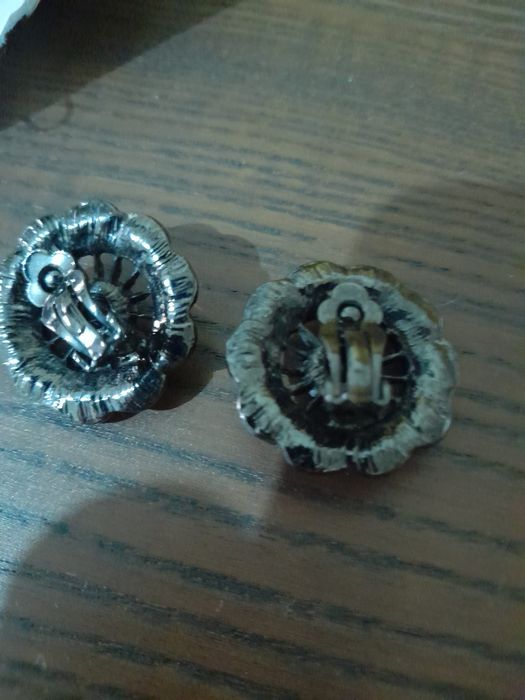 Brincos em fantasia cor preto bem lindos