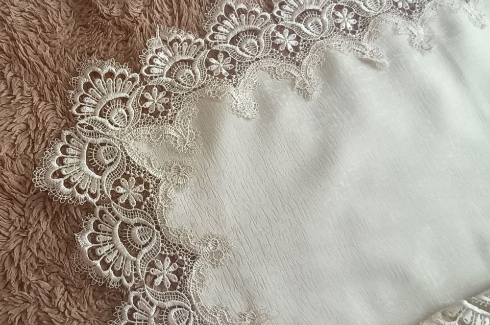 Elegancki obrus zdobiony gipiurą w kolorze ecru