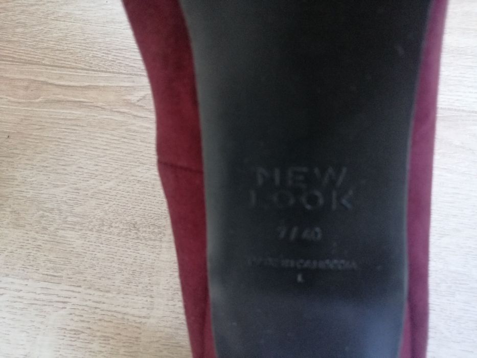 Buty na obcasie, bordowe.